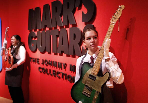 Deux guitares de Johnny Marr vendues plus de 650'000 euros