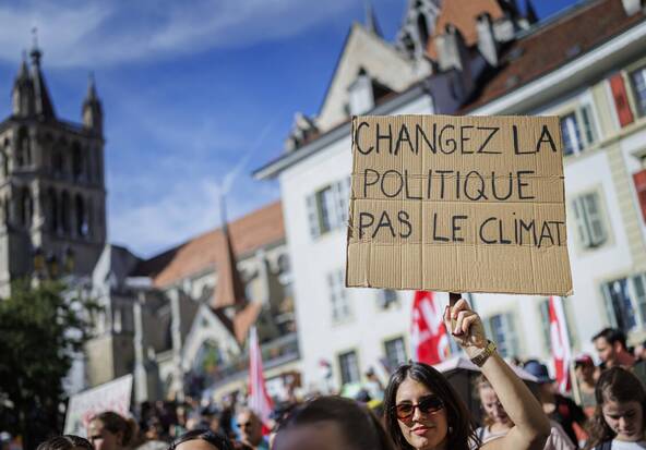 Des centaines de personnes manifestent pour le climat à Fribourg