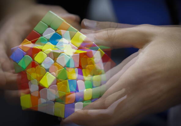 Une Chinoise de six ans établit un record du monde du Rubik's Cube