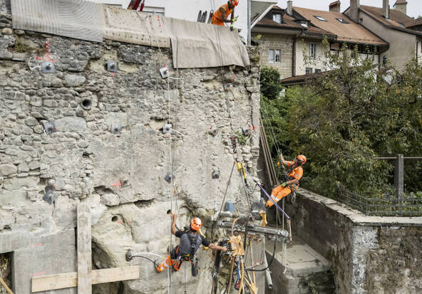 Travaux d’assainissement urgents menés sur une falaise à Fribourg