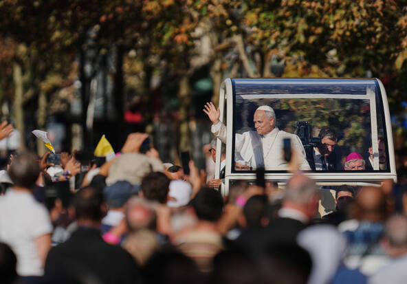 Léon XIV arrive à Notre-Dame, première visite papale depuis 2024