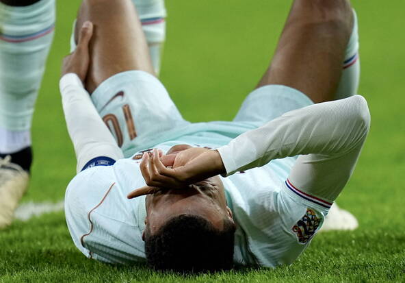 Zidane commence par une victoire, l'Italie s'incline à domicile