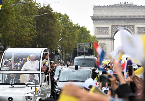 Début de la messe papale devant 700'000 personnes  à Paris