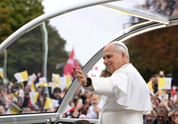 Porté par le succès populaire, Léon XIV est arrivé à Lourdes