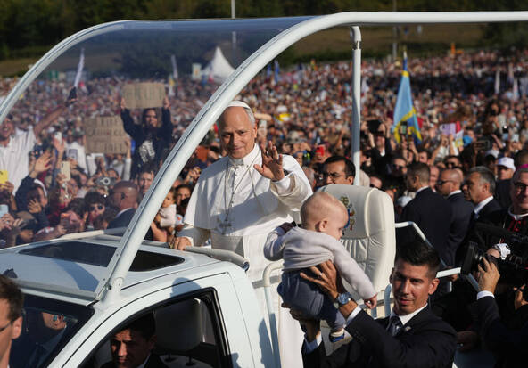 Nouveau bain de foule du pape Léon XIV, avant la messe à Lourdes