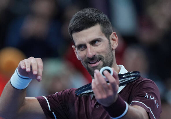 Djokovic fait chuter le no 2 mondial Zverev et se hisse en demies