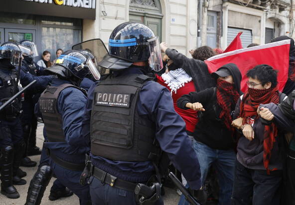 Lycées en France: le gouvernement veut une reprise des cours lundi