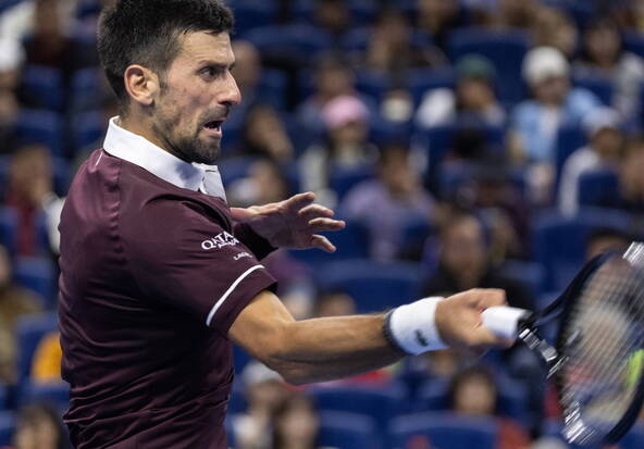 Djokovic en finale après la disqualification de Medvedev