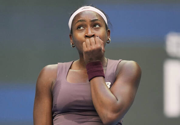 Gauff méconnaissable, Swiatek file en quarts