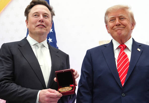 Trump décore Musk d'une médaille scientifique