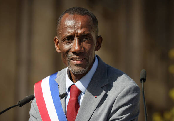 France: Bally Bagayoko, un maire au milieu de la révolte lycéenne