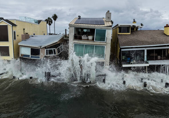 Californie: une tempête laisse des maisons près de l'effondrement