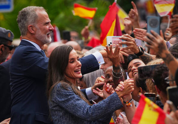 Le roi d'Espagne accueilli par la foule à Ceuta