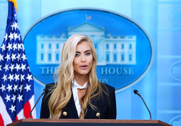 La nouvelle porte-parole de Trump défend son titre d'avocate