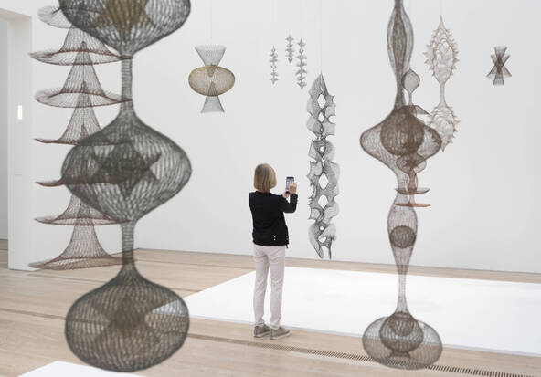 L'oeuvre de Ruth Asawa présentée à la Fondation Beyeler