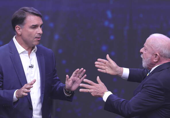 Brésil: Lula et Flavio Bolsonaro s'écharpent lors de leur débat