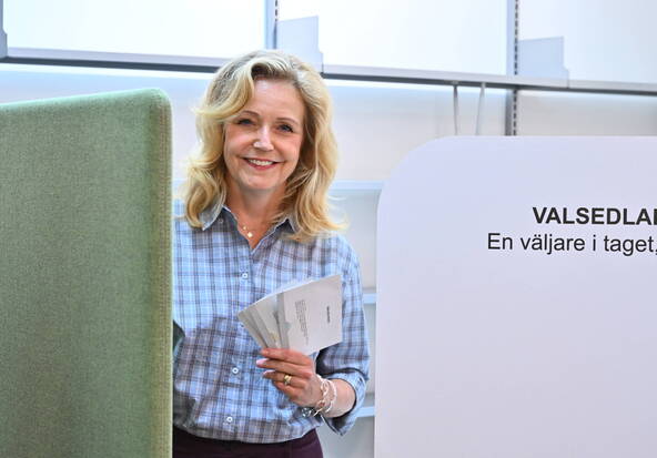 Suède: la cheffe des centristes chargée de former un gouvernement