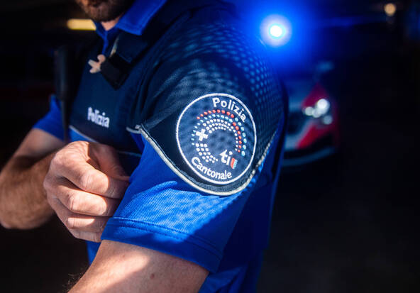 Un conducteur roulant à contresens heurte une voiture de police