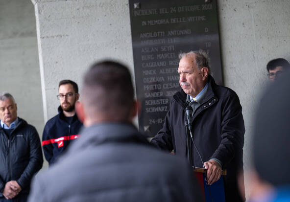 Une quarantaine de personnes se rassemblent à l'entrée du Gothard