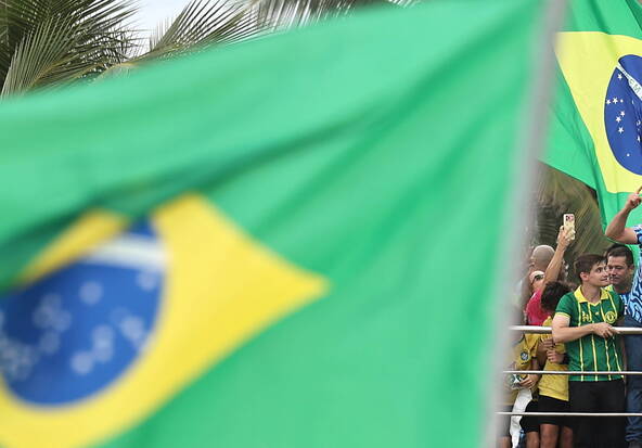 Sondages: Flavio Bolsonaro devance Lula à la veille du second tour