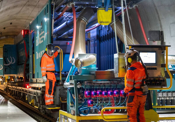 Train-aspirateur en action dans le tunnel de base du Gothard