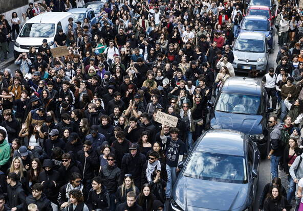 Italie: des milliers de jeunes et de travailleurs manifestent