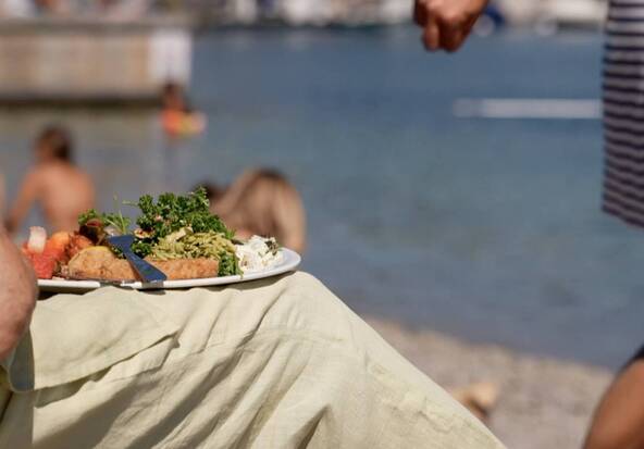 La buvette, cœur battant des Bains des Pâquis