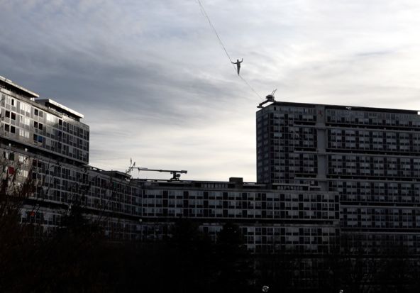 Le funambule Nathan Paulin a traversé le Lignon sur sa slackline