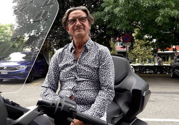 La ténacité d’un motard fait plier la police