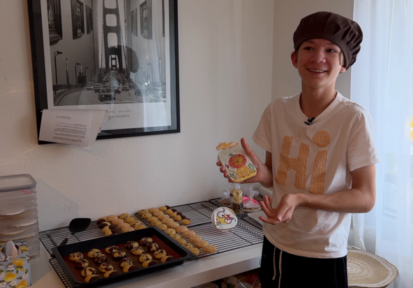 À 13 ans, ce réfugié ukrainien fait vivre sa famille en vendant des biscuits