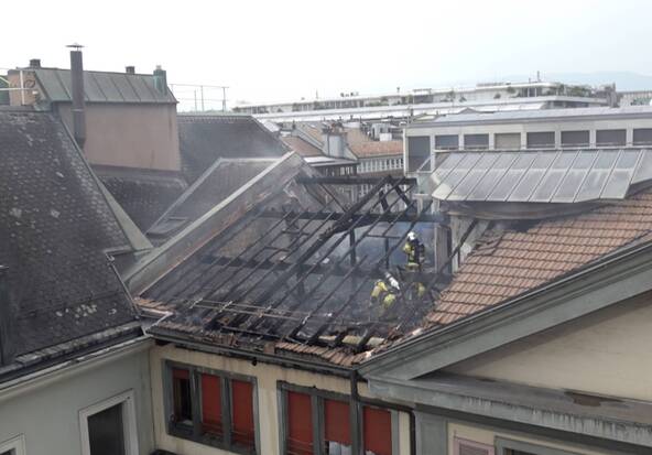 Un immeuble en feu près du pont de la Machine