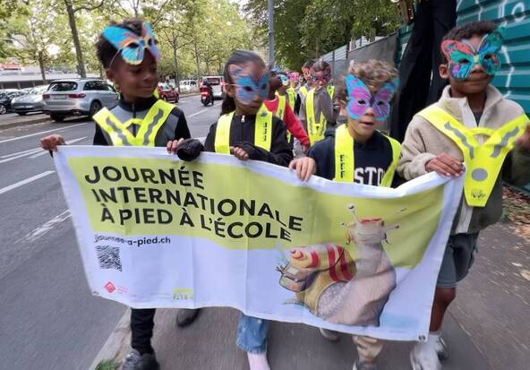 Les écoliers genevois incités à se rendre à pied à l'école