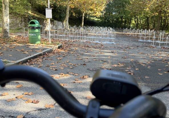 Au Collège Madame de Staël, le nouveau parking à vélos déçoit