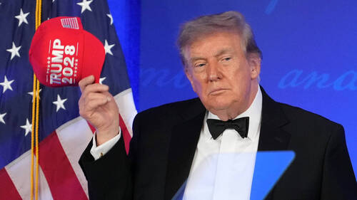 Trump au gala de la presse, trois mois après le chaos d'avril