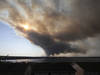 Des milliers de personnes fuient un incendie dans l'est du Canada