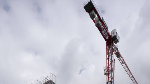 Un voleur tente d'échapper à la police en grimpant sur une grue