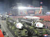 Kim supervise une parade militaire avec des drones et des missiles