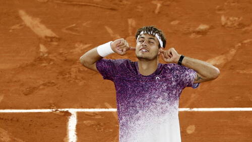 Cobolli bat Auger-Aliassime et file en demi-finale