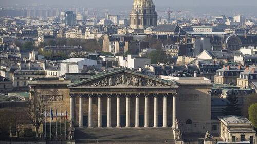 Le Parlement français approuve le droit à l'aide à mourir