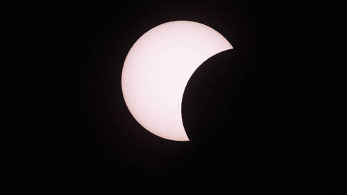 L'éclipse termine son passage au-dessus de la Suisse