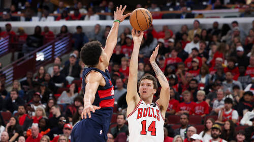 Kyshawn George réussit 22 points et 9 rebonds face Chicago