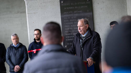 Une quarantaine de personnes se rassemblent à l'entrée du Gothard