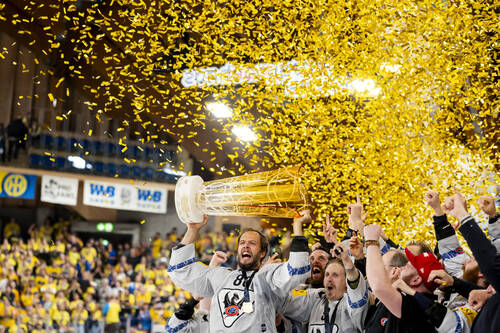 Die Fribourger Spieler mit Julien Sprunger feiern den Meistertitel mit dem Pokal nach ihrem Sieg gegen Davos in der Verlaengerung im siebten Eishockey Playoff Finalspiel der National League zwischen HC Davos (HCD) und HC Fribourg-Gotteron (HCFG), am Donnerstag, 30. April 2026, in der zondacrypto-Arena in Davos. (KEYSTONE/Claudio Thoma)