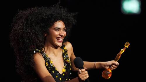 La pop-soul star britannique Olivia Dean triomphe aux Brit Awards