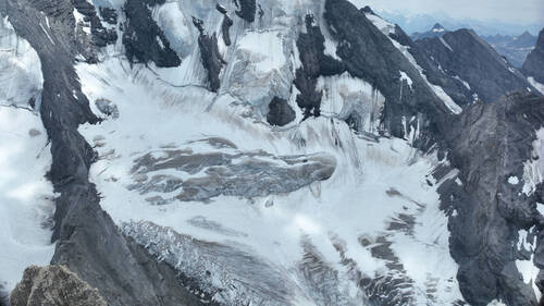 Une chute dans une crevasse sur le Blüemlisalphorn (BE): un mort