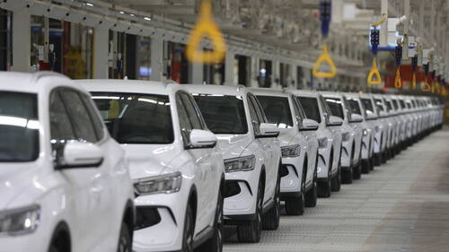 Voitures électriques: les exportations chinoises doublent sur un an