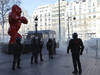 Gaz lacrymogènes contre les manifestants sur les Champs-Elysées