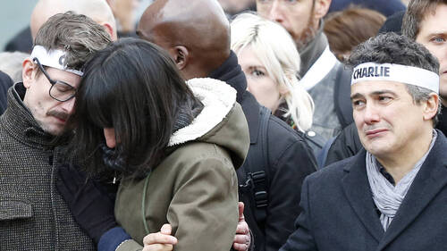 Hommages et forte émotion devant l'"increvable" Charlie Hebdo