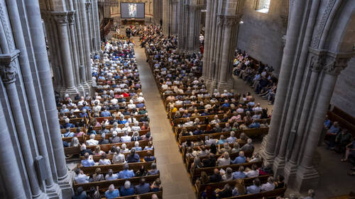 Cathédrale Saint-Pierre pleine pour l'adieu à Jean Ziegler à Genève