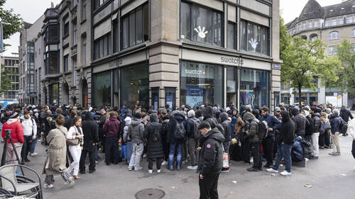 Swatch et Audemars Piguet: des centaines de personnes font la queue